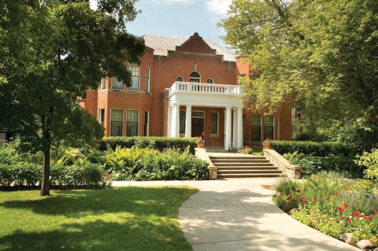 Modern vs. Traditional: Finding Your Home Style